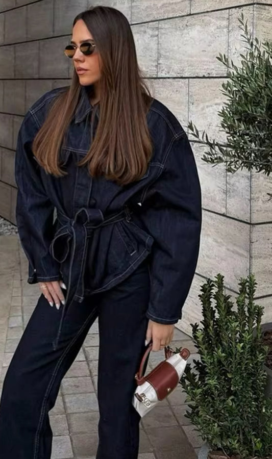 Damen Zweiteiler bestehend aus dunkelblauer oversized Jeansjacke mit Gürtel und weiter Hose – trendiges Denim-Set im urbanen Stil.