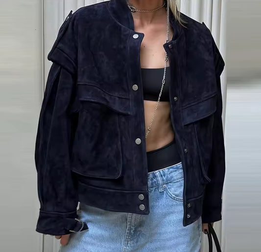 Blaue Mara Suède Oversize-Jacke kombiniert mit Jeans und Crop-Top – moderner, urbaner Look.