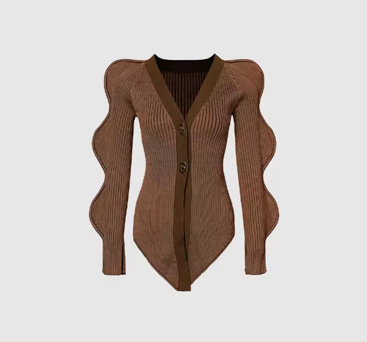 Camel Brown: „Camelbrauner Sculpt Knit Blazer mit taillierter Passform und luxuriösen Knöpfen