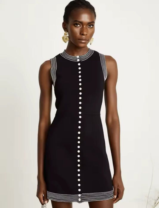 Schwarzes Strickkleid mit weißen Kontrastdetails, Knopfleiste und Stehkragen, femininer French Chic Look