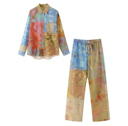 Zweiteiler bestehend aus Bluse und Hose mit floralen Mustern in Pastell