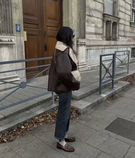 Stylische Damenjacke Mira aus Kunstleder mit Shearling-Futter in Schwarz oder Dunkelbraun, Oversize-Schnitt und großen Taschen – perfekt für kalte Tage.