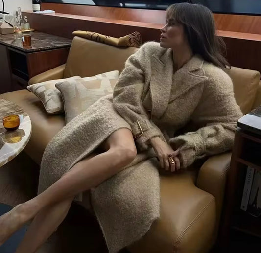 Luxuriöser beiger Wollmantel mit Oversize-Schnitt, Bindegürtel und klassischen Revers, perfekt für elegante Winterlooks.