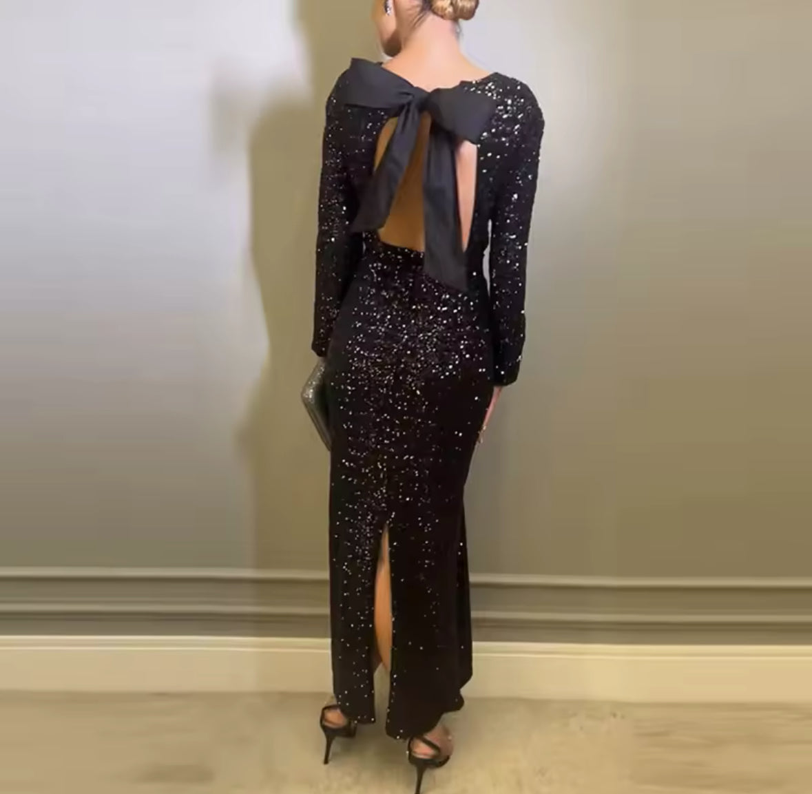 Glitzerndes Abendkleid mit Schleifendetail und Rückenausschnitt