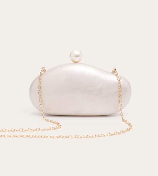 Gelbe Clutch mit Perlenverschluss