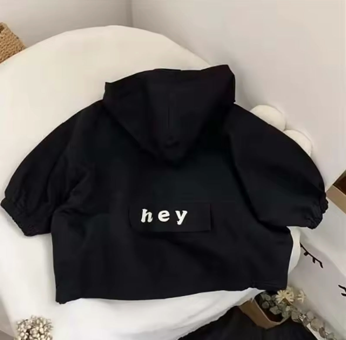 Schwarze Hoodie-Jacke mit Reißverschluss und Kapuze, ideal für trendige Kids.