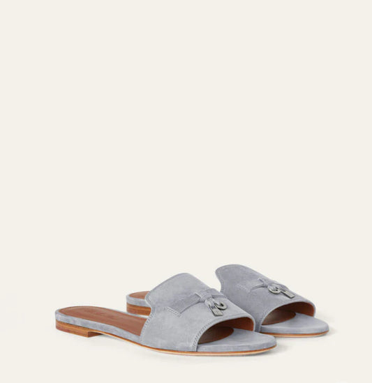 Flacher Sommerschuh aus echtem hellblauen Veloursleder mit eleganter Metallschließe. Weich, hochwertig und ideal für stilvolle Alltagslooks