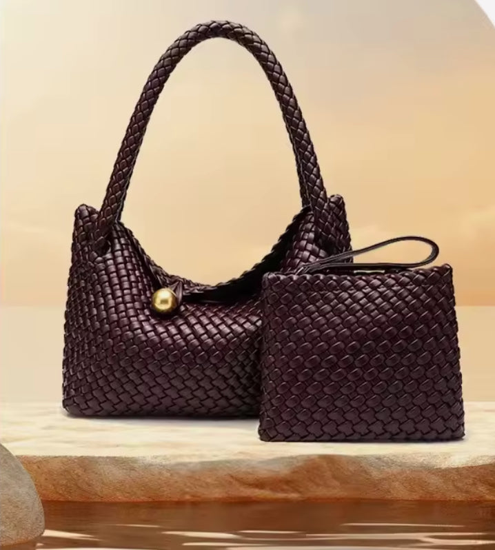Edle bordeauxfarbene Handtasche mit passendem Mini-Pouch in hochwertiger Flechtoptik, mit goldenem Kugelverschluss.
