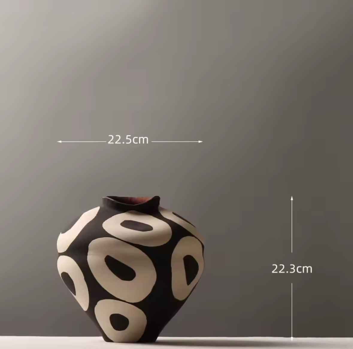 Monochrome Circle Keramikvase – handgezeichnet