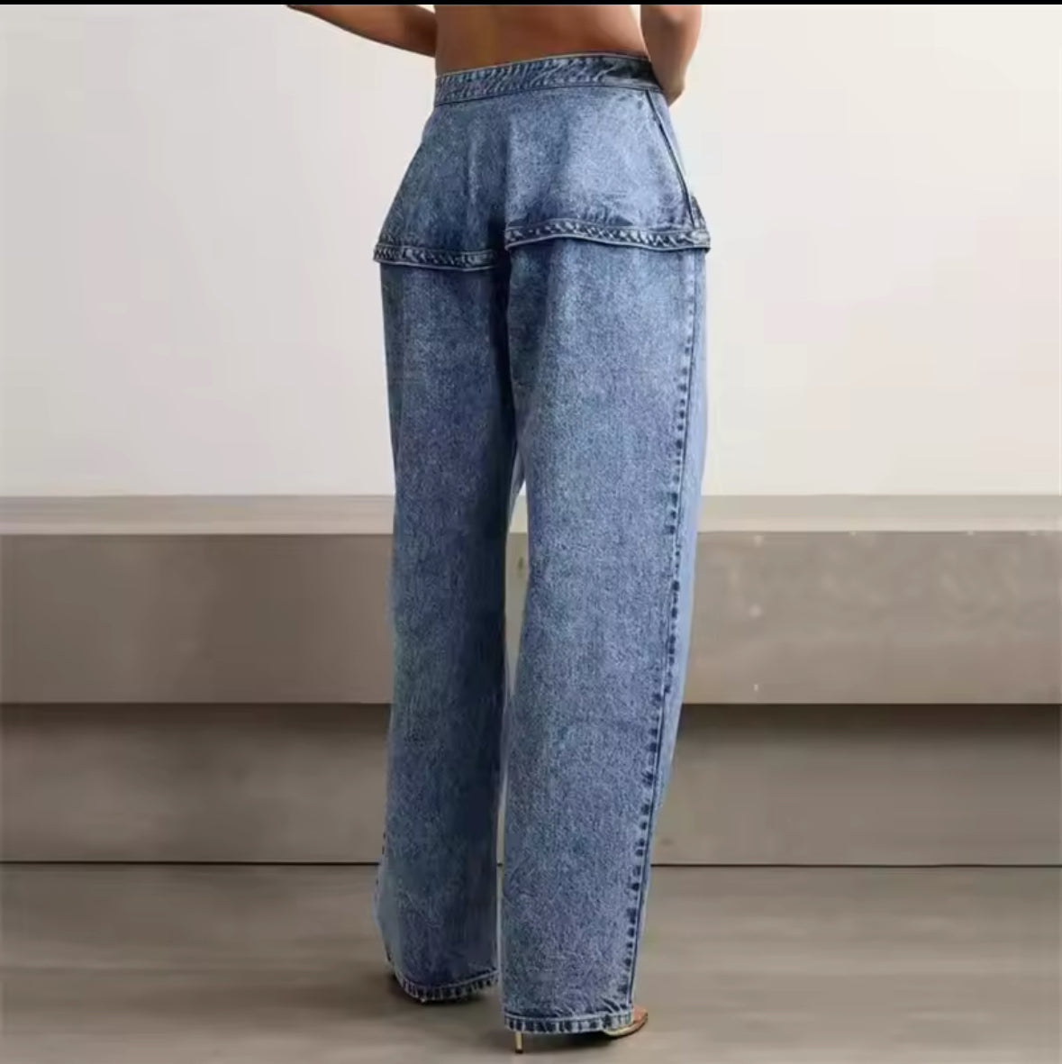 Weit geschnittene Jeans mit Mid-Rise-Bund und markantem Overlay-Look an der Hüfte