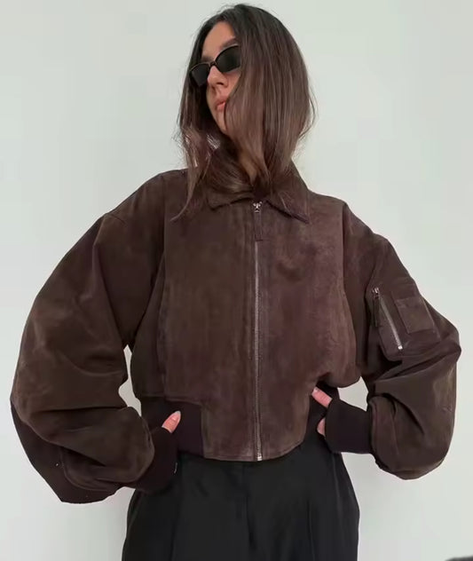 Raya Bomber Jacket – Oversized Bomberjacke in Wildleder-Optik mit Reißverschluss, Armtasche und elastischen Bündchen, erhältlich in Braun und Schwarz.
