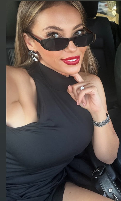 Sonnenbrille im Cat-Eye-Stil in Schwarz mit schwarzen Gläsern