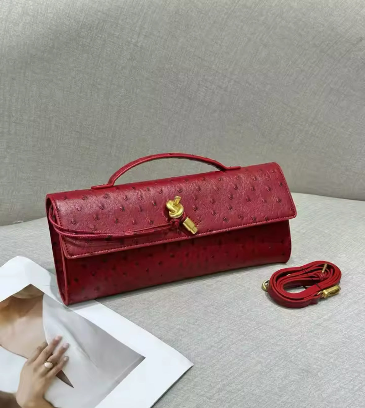 Clutch Andiamo in bordeauxroter Flechtoptik mit goldener Schlaufe – luxuriöse Farbe mit Charakter