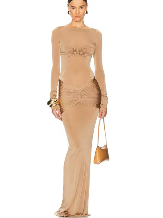 Elegantes Maxikleid in Nude mit raffinierten Drapierungen