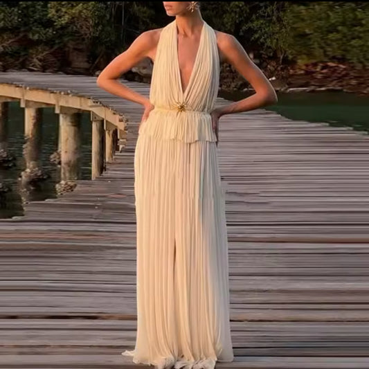 Ein fließendes, cremefarbenes Maxikleid mit tiefem V-Ausschnitt, Neckholder und offenen Rücken. Perfekt für elegante Sommerabende oder besondere Anlässe