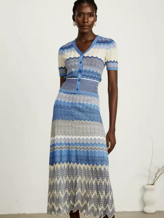 Edles Strick-Midikleid mit V-Ausschnitt, Knopfleiste und kunstvollem Zickzack-Muster in Blautönen. Perfekt für elegante Sommer-Looks.