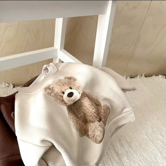 Beiges Sweatshirt mit Teddy-Print, weich & perfekt für kühle Tage.