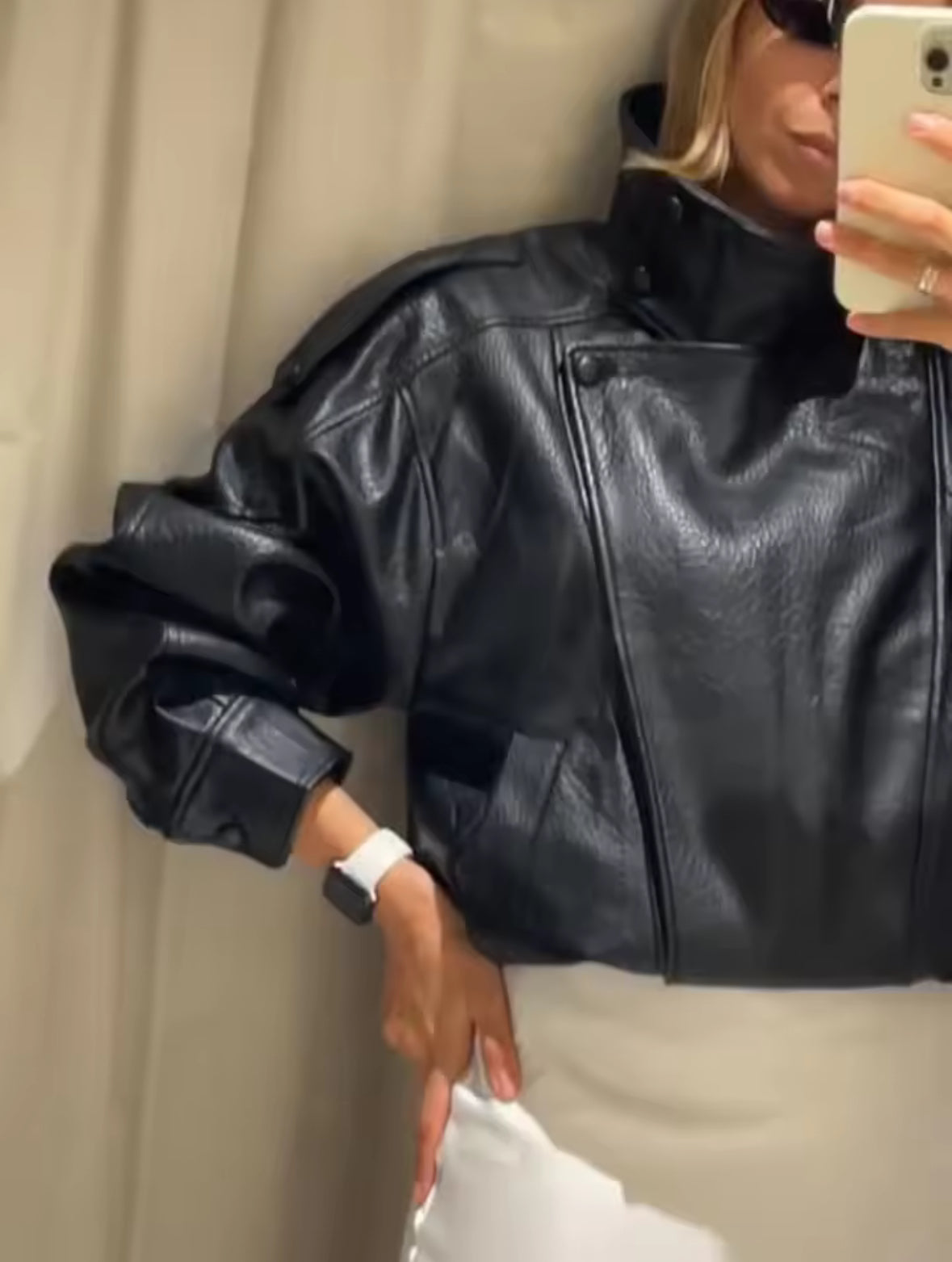 Schwarze Oversize-Lederjacke für Damen mit hohem Kragen und modernem Schnitt – stylische Kunstlederjacke im urbanen Streetstyle.
