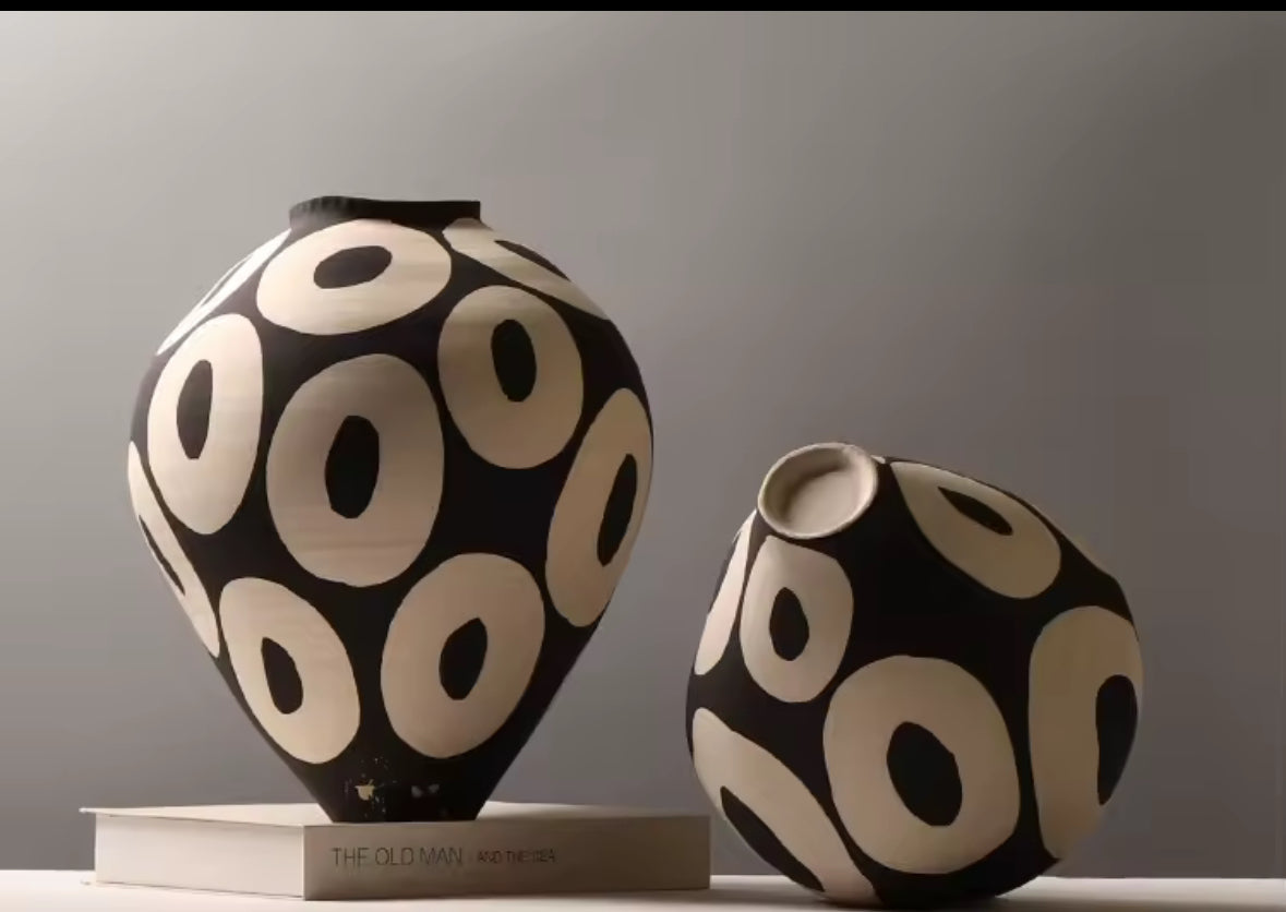 Monochrome Circle Keramikvase – handgezeichnet