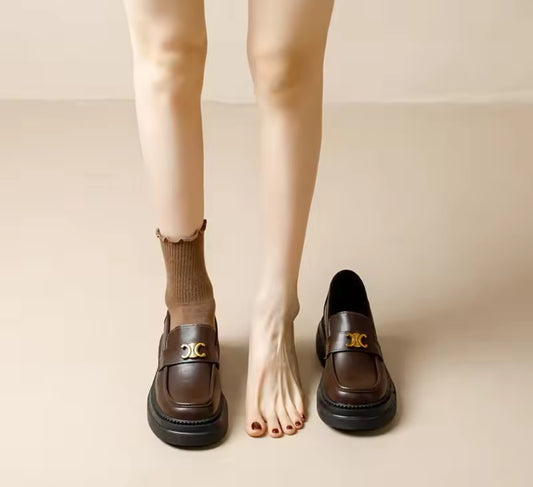 Eleganter Damen Loafer mit goldfarbenem Emblem in Schwarz oder Braun – Designer-inspirierter Look, ideal für Business und Alltag.
