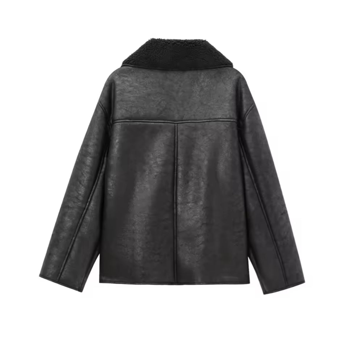Stylische Damenjacke Mira aus Kunstleder mit Shearling-Futter in Schwarz oder Dunkelbraun, Oversize-Schnitt und großen Taschen – perfekt für kalte Tage.