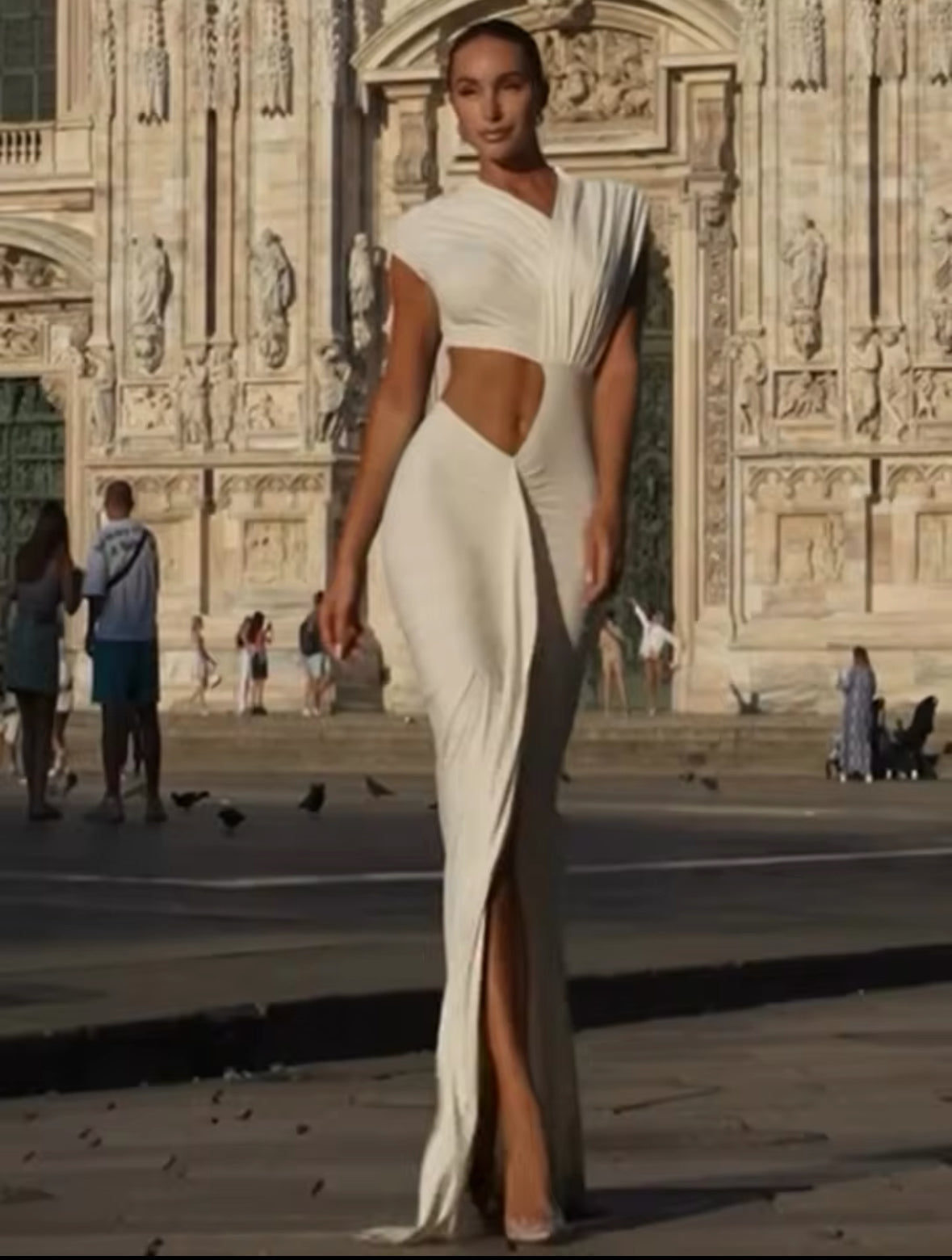 Elegantes weißes Damenkleid mit asymmetrischem Schnitt, Taillen-Cut-Out und Beinschlitz – stilvolles Maxikleid für besondere Anlässe