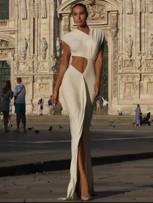 Elegantes weißes Damenkleid mit asymmetrischem Schnitt, Taillen-Cut-Out und Beinschlitz – stilvolles Maxikleid für besondere Anlässe
