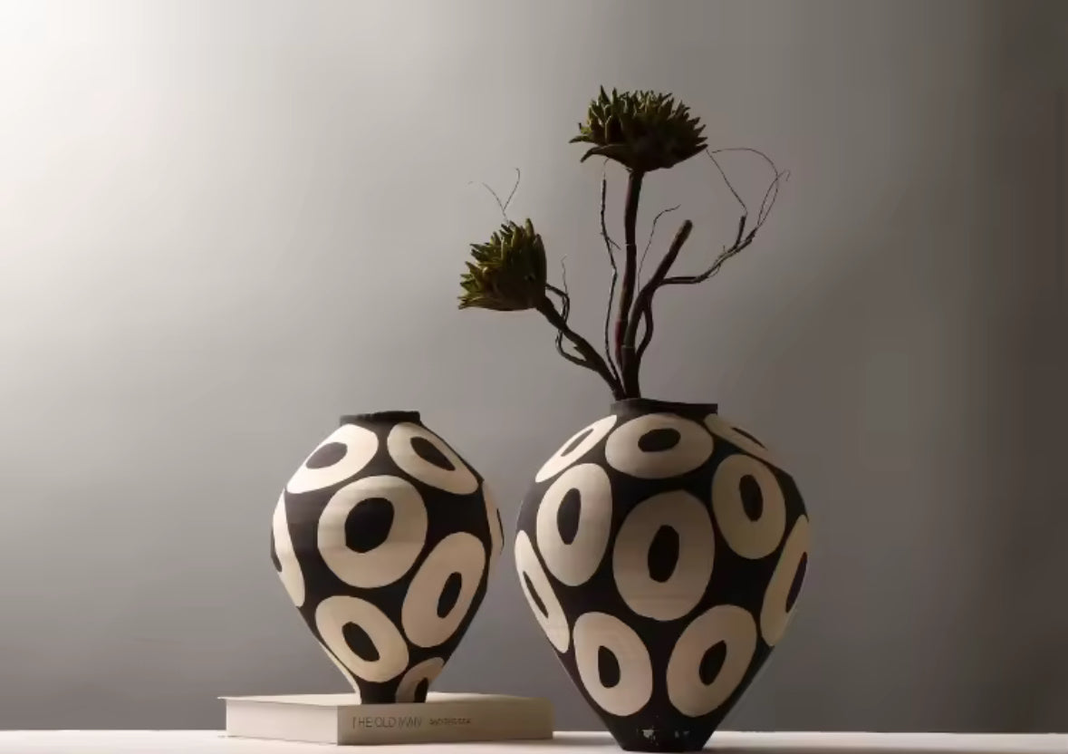 Monochrome Circle Keramikvase – handgezeichnet