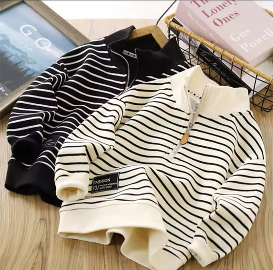 Zwei gestreifte Kinder-Sweater mit Half-Zip in Schwarz-Weiß und Creme-Schwarz.