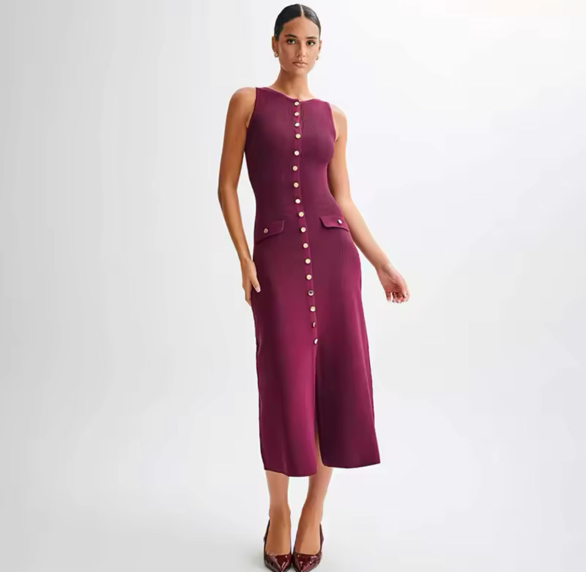 Elegantes Midikleid in Bordeaux mit durchgehender Knopfleiste und taillierter Silhouette. Klassisches Design mit modernen Details für einen femininen und stilvollen Look. Perfekt für besondere Anlässe und elegante Auftritte.