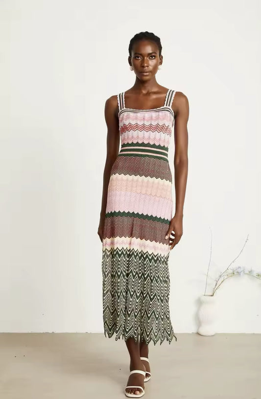 Luxuriöses Strick-Midikleid mit elegantem Zickzack-Muster, breiten Trägern und ausgestelltem Rock. Perfekt für exklusive Sommer-Events und stilvolle Auftritte