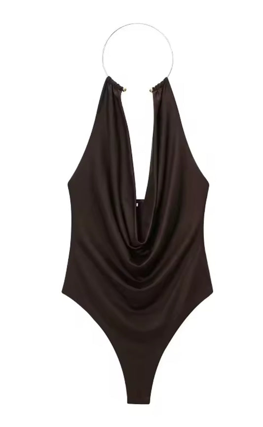 Brauner Body mit Wasserfallausschnitt und Halsring – elegantes Damen-Outfit für Abend und Event
