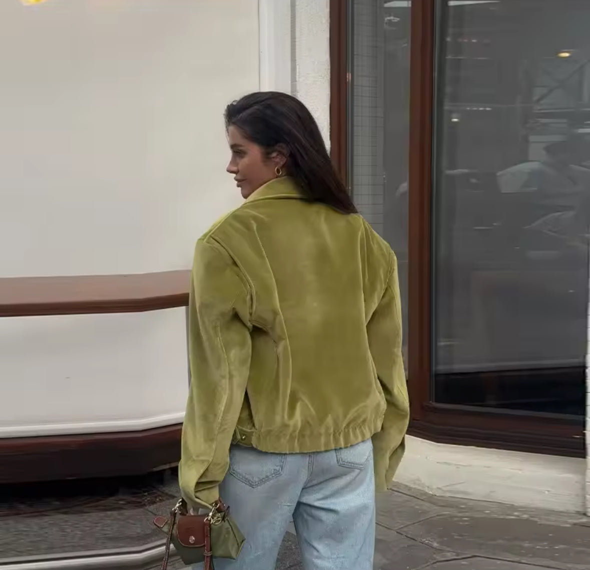Vera Jacket – Trendige Oversize Streetstyle-Jacke in Olive Green, perfekt kombinierbar für Herbst und Winter.
