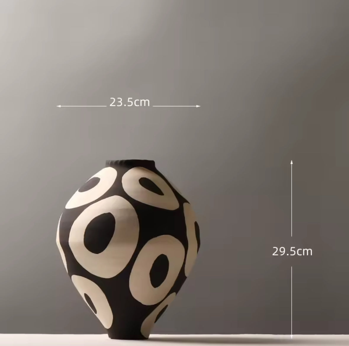 Monochrome Circle Keramikvase – handgezeichnet