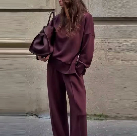 Monochromes Set in Bordeaux mit Oversize-Pullover und weit geschnittener Hose. Lässiger und dennoch eleganter Look aus hochwertigem Strickstoff für maximalen Tragekomfort. Perfekt für stilvolle Casual- und Streetstyle-Outfits mit minimalistischer Ästhetik.