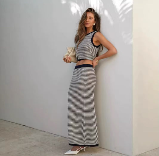 Damen Zweiteiler Set in Schwarz-Weiß – ärmelloses Stricktop mit dunkelblauen Details und Maxirock, stilvoll kombiniert für einen eleganten Look.