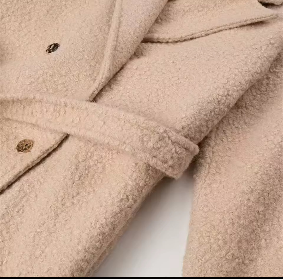 Luxuriöser beiger Wollmantel mit Oversize-Schnitt, Bindegürtel und klassischen Revers, perfekt für elegante Winterlooks.