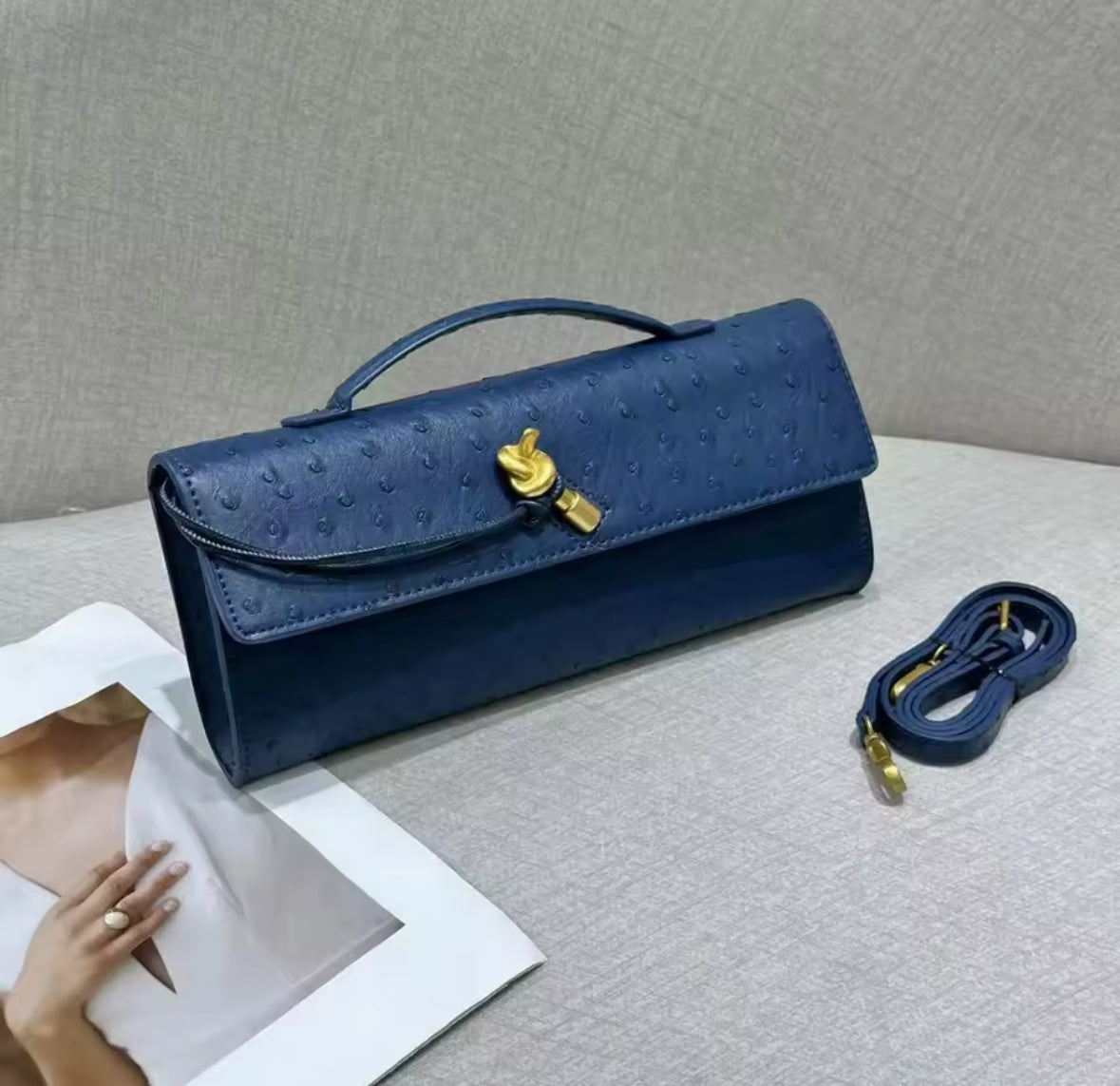 Marineblaue Clutch Andiamo mit Lederstruktur und goldener Schlaufe – edles Design für Abend-Looks