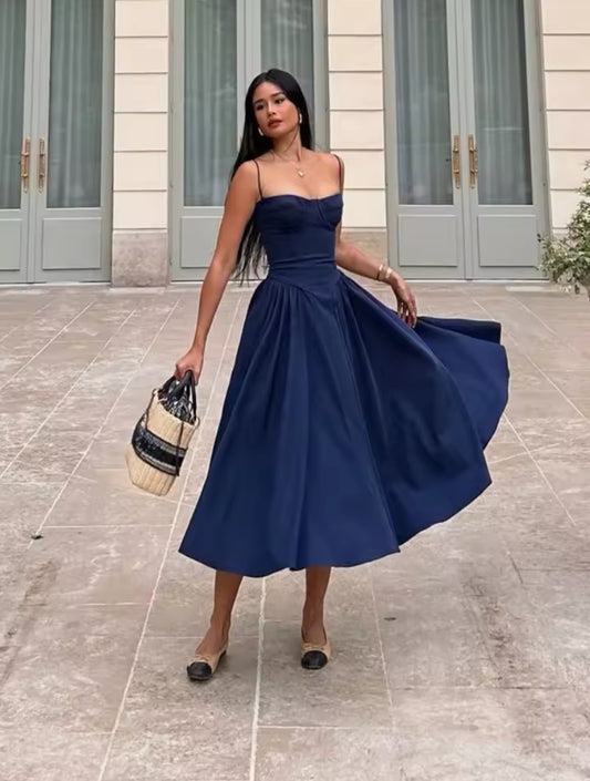 Classic Variante (Spaghettiträger):
„Model trägt das Côte d’Azur Dress mit Spaghettiträgern, herzförmigem Ausschnitt und schwingendem Midirock – in verschiedenen Farben erhältlich.