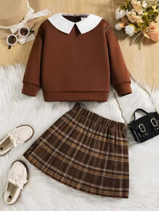 Preppy Chic Zweiteiler-Set mit braunem Oberteil und kariertem Rock.
