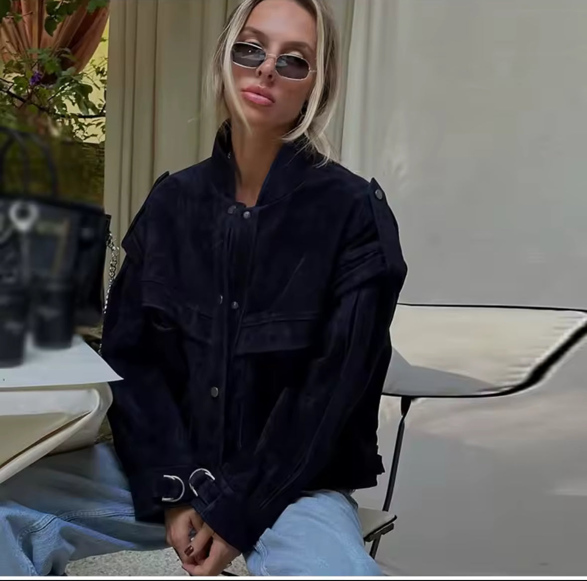 Blaue Mara Suède Oversize-Jacke kombiniert mit Jeans und Crop-Top – moderner, urbaner Look.