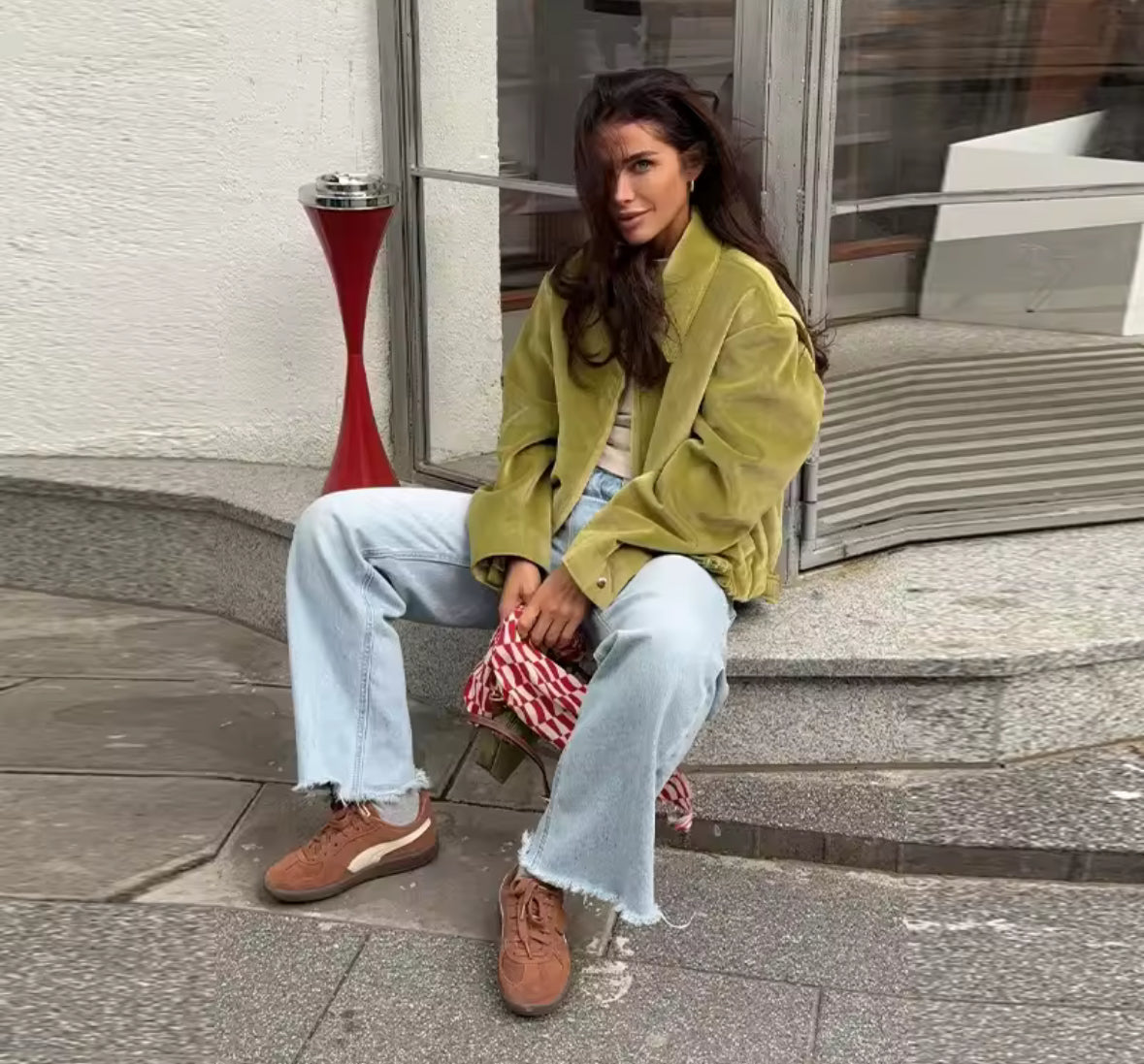 Vera Jacket – Trendige Oversize Streetstyle-Jacke in Olive Green, perfekt kombinierbar für Herbst und Winter.
