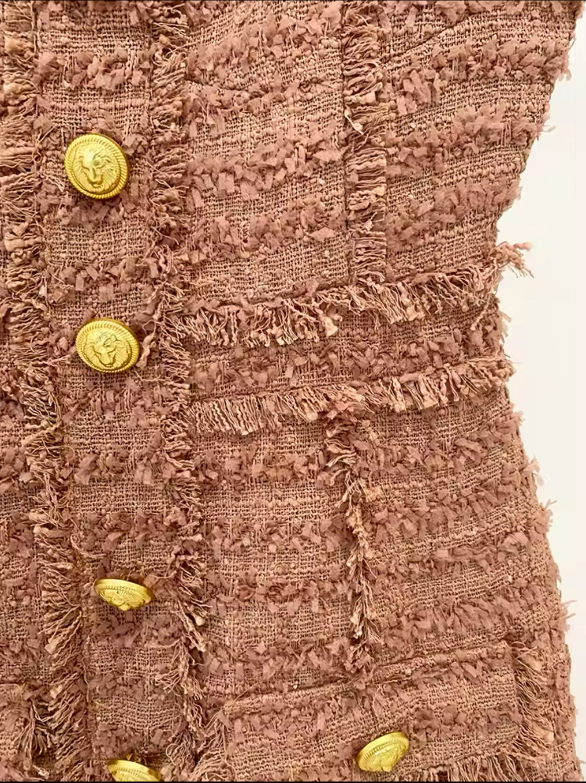 Stilvolles Tweedkleid mit goldenen Löwenknöpfen und Fransen