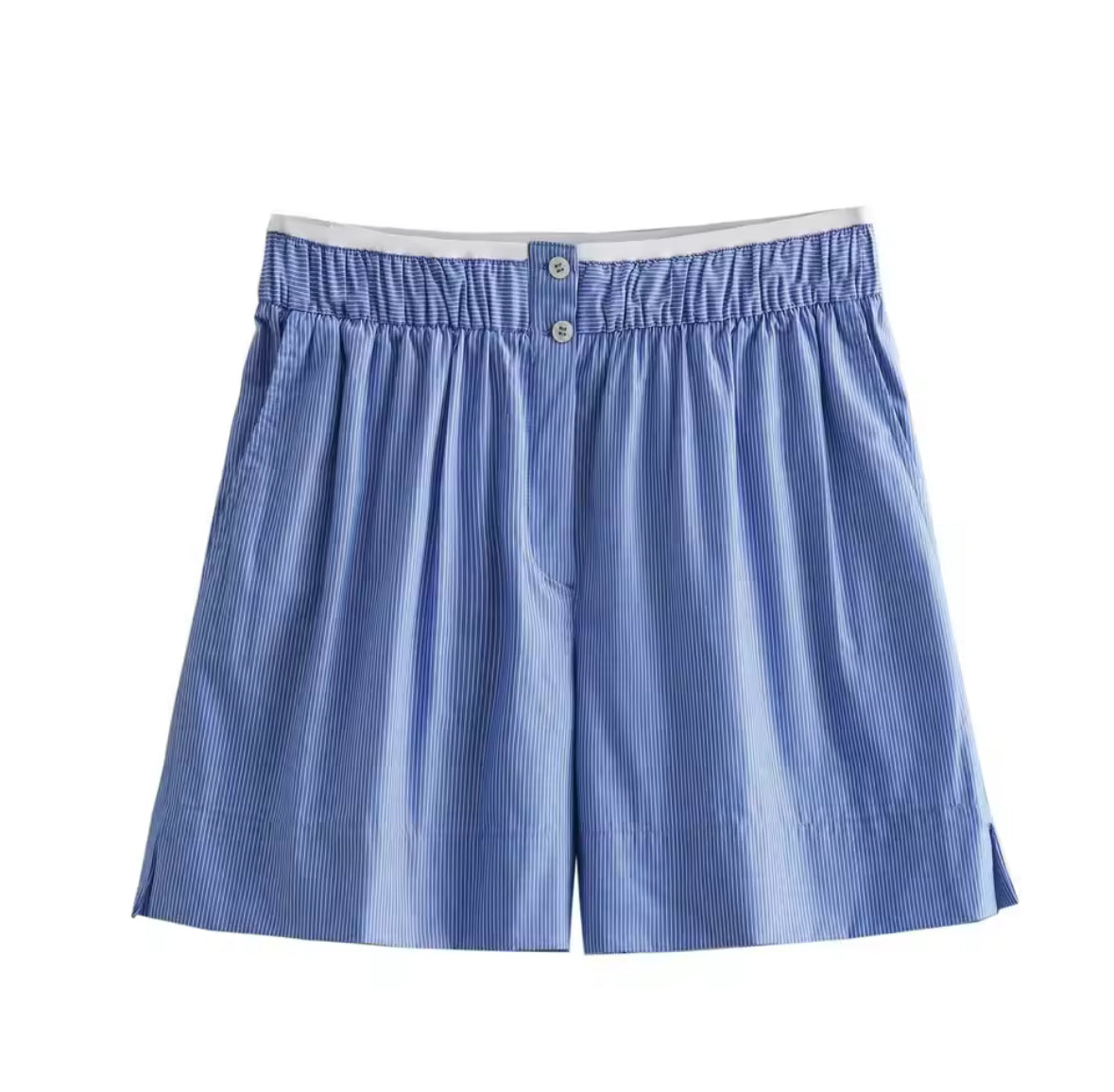 Frau trägt sommerlichen blauen Zweiteiler aus Hemd und Shorts im Streifenlook – kombiniert mit weißem Top und Basttasche
Produktbild: Blaues Zweiteiler-Set bestehend aus Oversized-Hemd und Shorts auf weißem Hintergrund