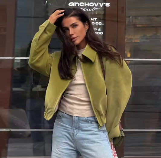 Vera Jacket – Trendige Oversize Streetstyle-Jacke in Olive Green, perfekt kombinierbar für Herbst und Winter.
