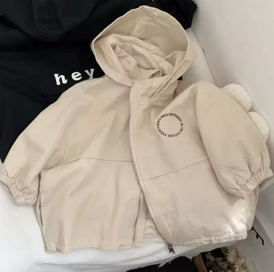 Detailaufnahme der Vorderseite der Jacke mit modernem Rundschrift-Print