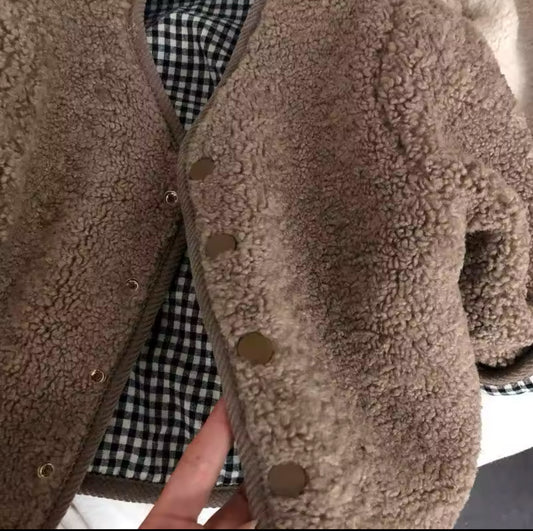 Wendbare Teddyjacke für Kinder – Kuschelige Winterjacke mit Karomuster & Plüsch