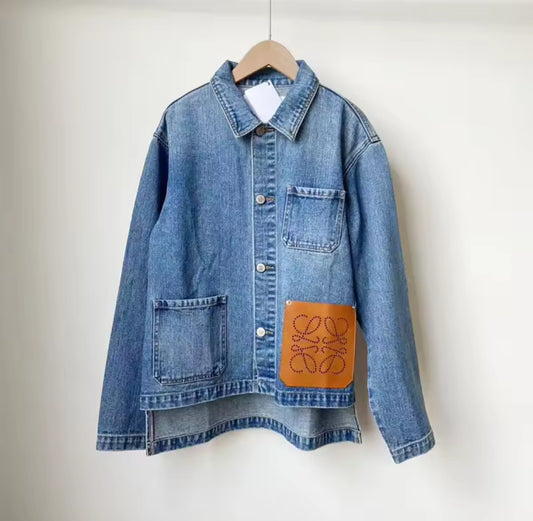 Loéva Jeansjacke mit Lederpatch – getragen im Streetstyle