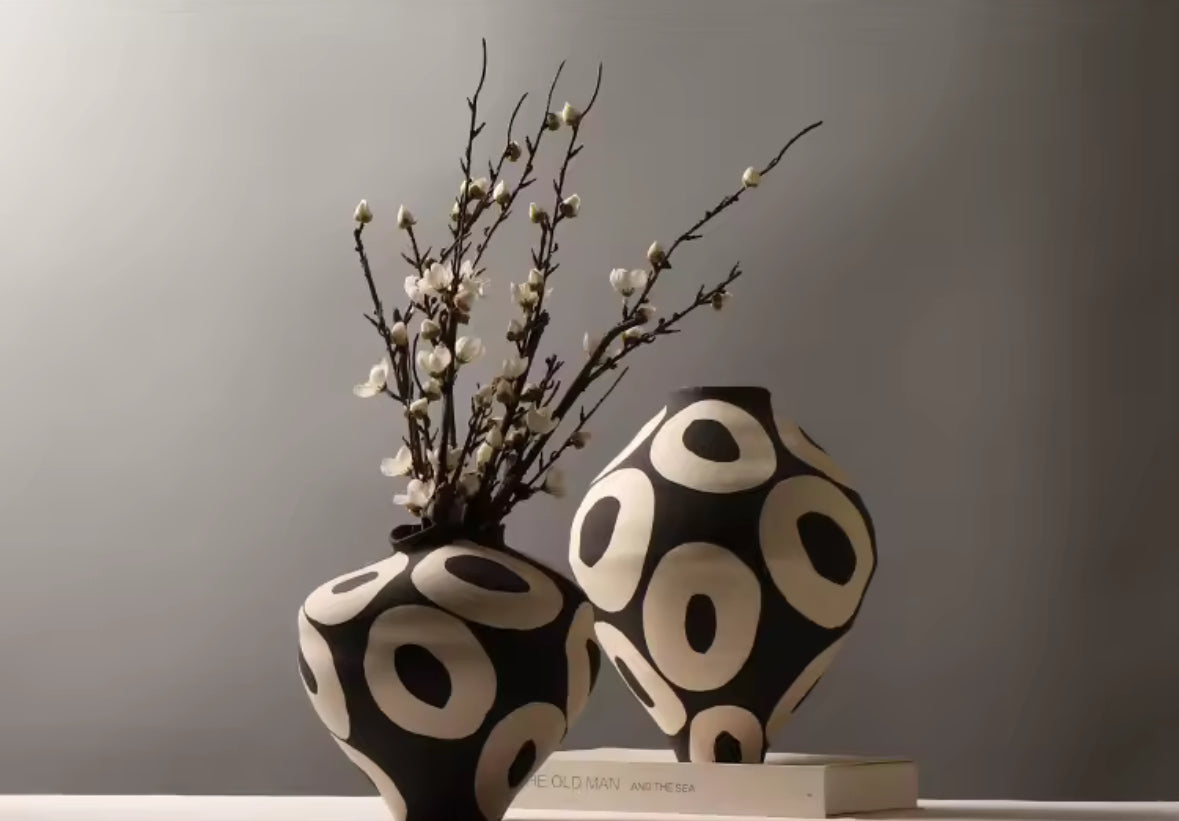 Monochrome Circle Keramikvase – handgezeichnet