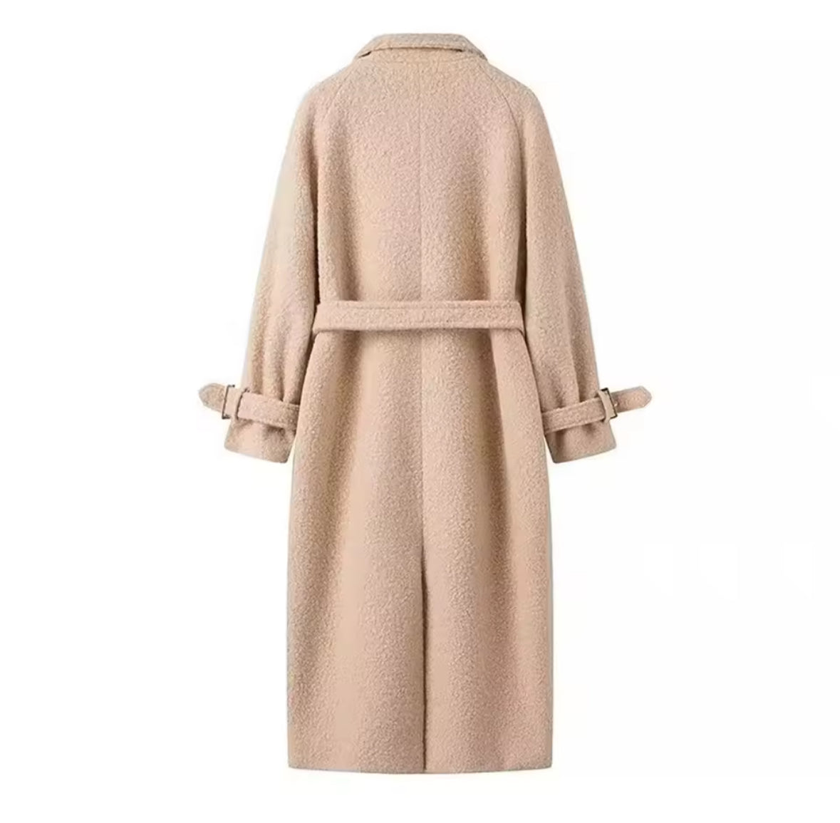 Luxuriöser beiger Wollmantel mit Oversize-Schnitt, Bindegürtel und klassischen Revers, perfekt für elegante Winterlooks.